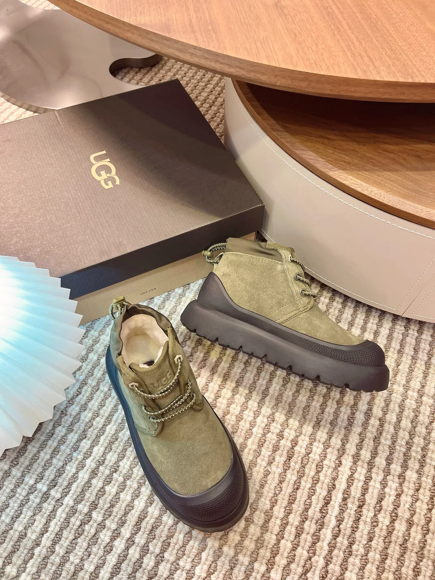 【UGG】 P: 560💰 Couple shoes Size: Women’s size 35-40 / Men’s size 40-44 UGG Tasman Weather Hybrid slip-on snow boots👢 Wang Yibo's same style 👏 adds a large orange sole to the classic Tasman shoe style, functional color contrast design, environmentally friendly waterproof and snowproof material, which has both fashionable and functional attributes. At the same time, it is paired with the new UGG furry shoes Keen's furry color-blocking jacket. Bright orange and maroon collide to create a new light outdoor style and open up a new travel experience in early autumn! Using the best materials, the 17mm fur integrated surface is warmer and breathable, and the outsole is upgraded to a lightweight and wear-resistant light wing technology outsole!